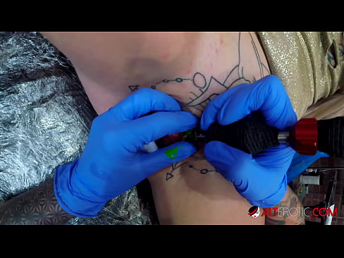 ❤️ Extremt tatuerade snyggingen Sully Savage fick en tatuering på sin klitoris ️❌ Sluts at sv.myteporn.ru ❤